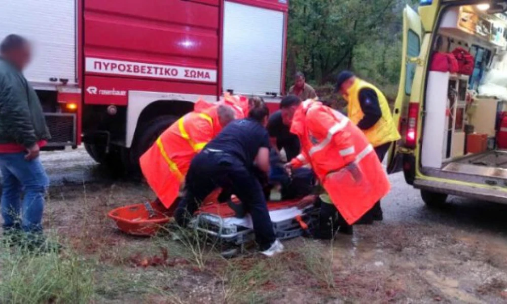 Φθιώτιδα: Επιχείρηση διάσωσης ζευγαριού που έπεσε με το ΙΧ του σε χαράδρα